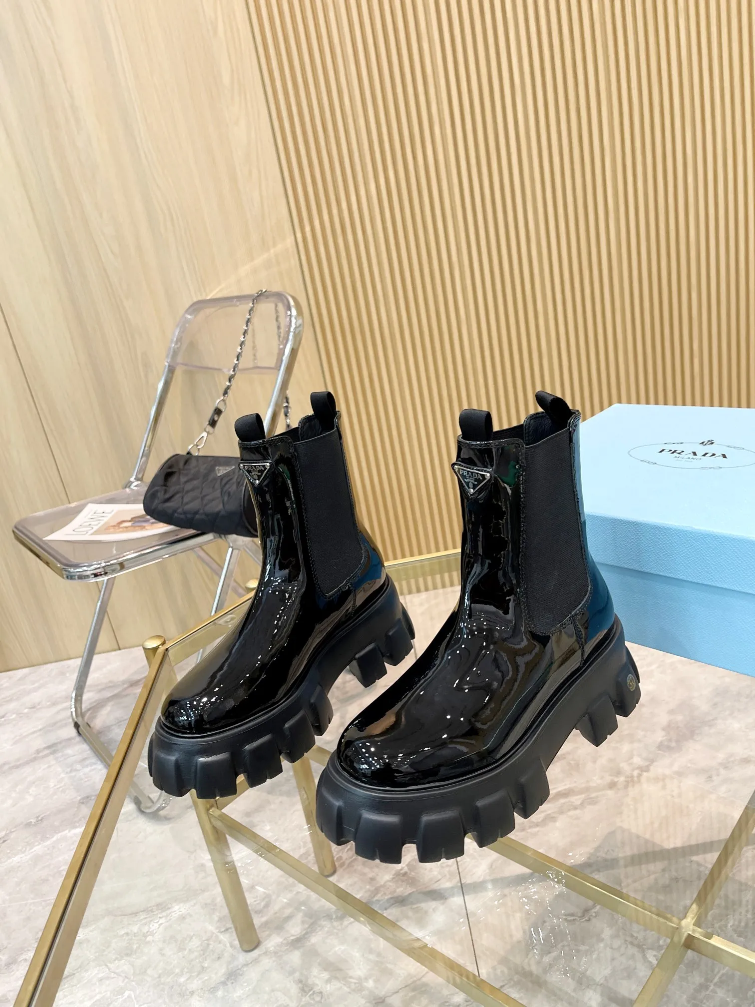 👟👟Ex-factory price 560👟👟 2023 SSS launches the Prada short boots series. PRADA's early autumn and winter T-stage catwalk show is the same style as "Dreams never sleep". Prada can be used on important occasions. It has a fresh style with a little nobility and is perfect on the feet. 💃💃 Wear these shoes with them. They are elegant and crystal clear. The materials of various accessories are exclusively customized one to one, so that there is no distance from the original. The entire series is a combination of exciting and unexpected elements, allowing you to have a taste of the ever-changing style of the Prada girl. 🎀Upper: imported cowhide, patent leather, open-edge beaded cowhide 🎀Inner lining: cowhide lining🎀Outsole: original Italian outsole Color supply, code number 35-41 (40.41 customization is not returnable)